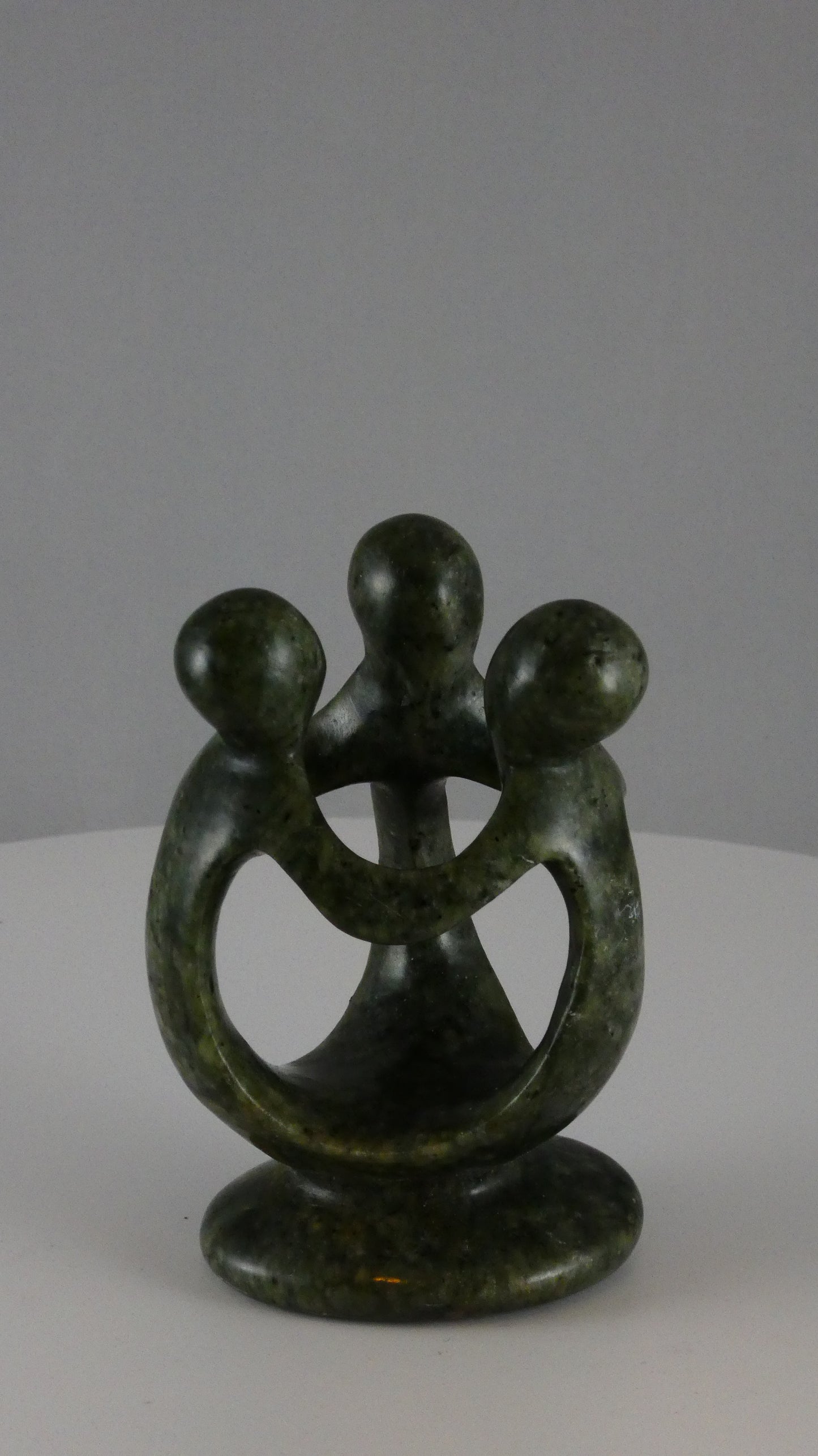 Stenen beeld, groep van 3 personen, 9 cm hoog, volledig glad afgewerkt