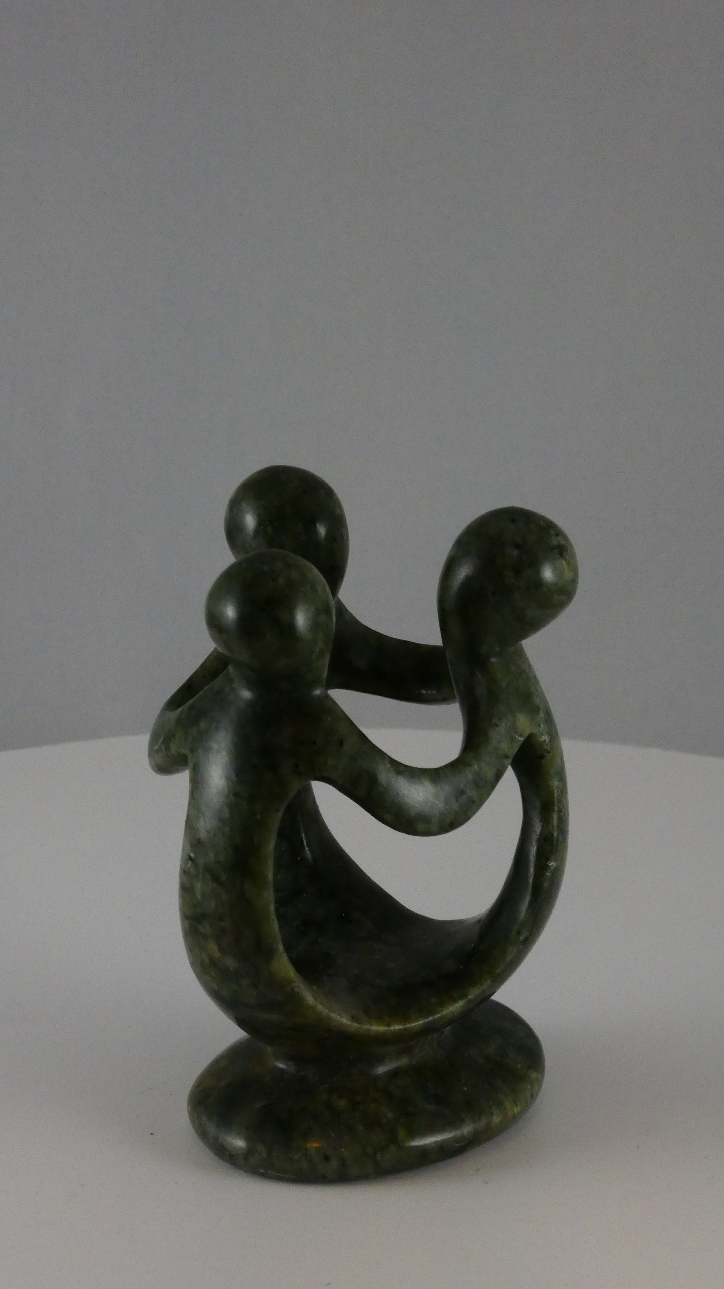 Stenen beeld, groep van 3 personen, 9 cm hoog, volledig glad afgewerkt