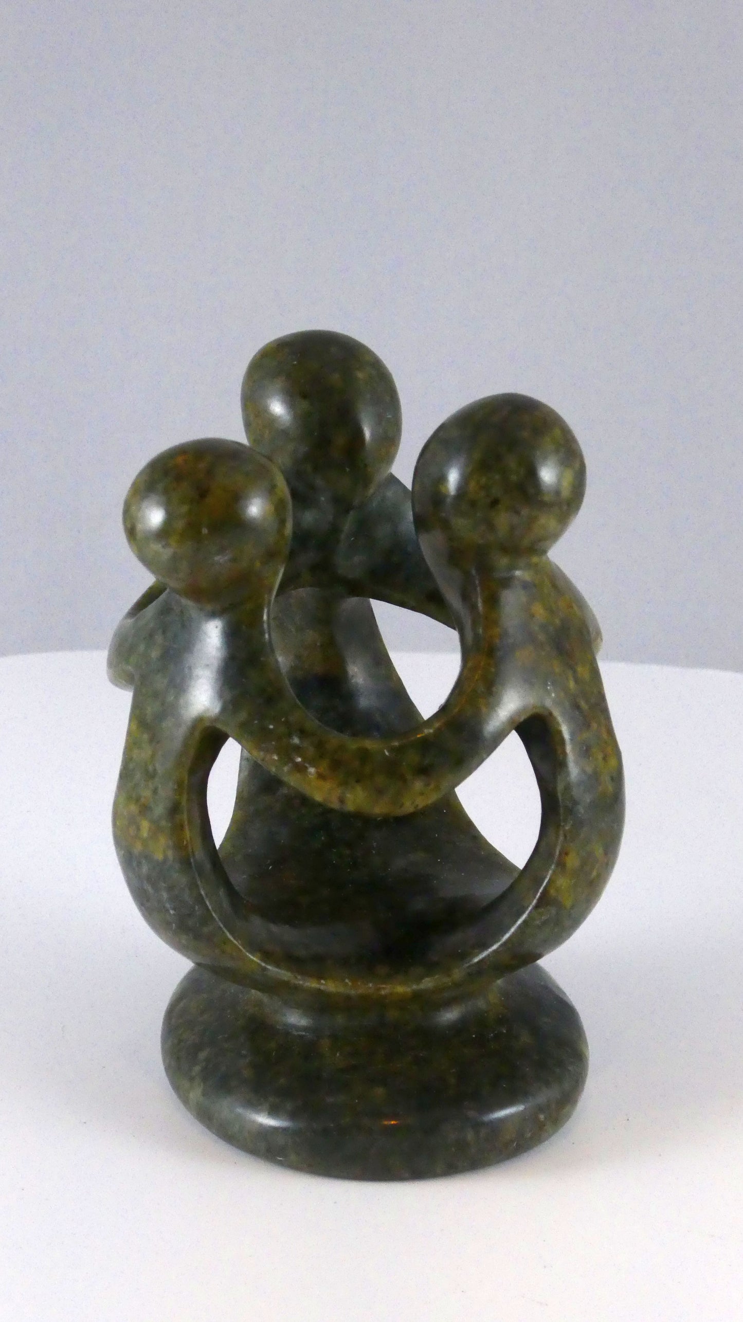 Stenen beeld, groep van 3 personen, 10 cm hoog, volledig glad afgewerkt