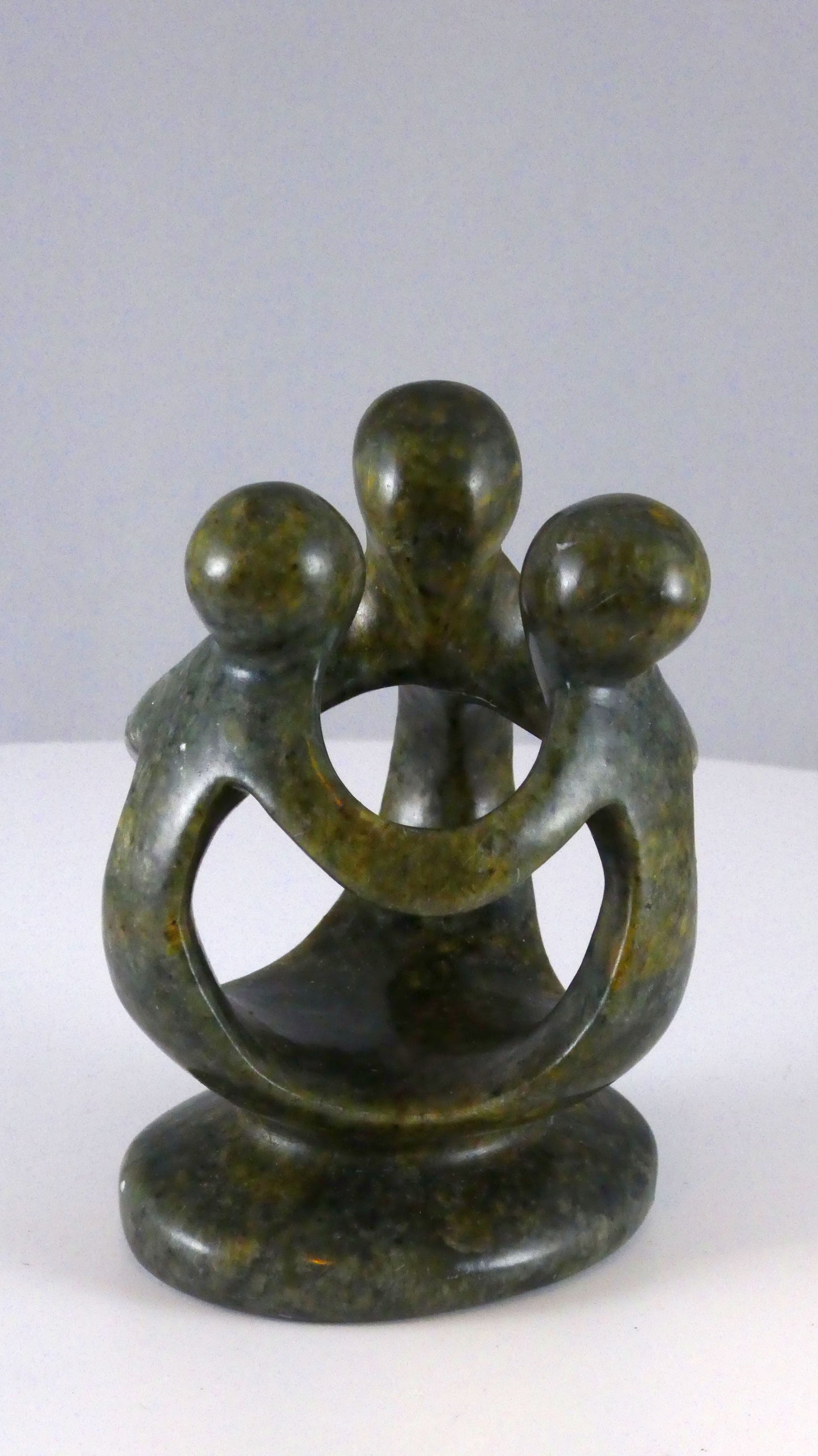 Stenen beeld, groep van 3 personen, 10 cm hoog, volledig glad afgewerkt