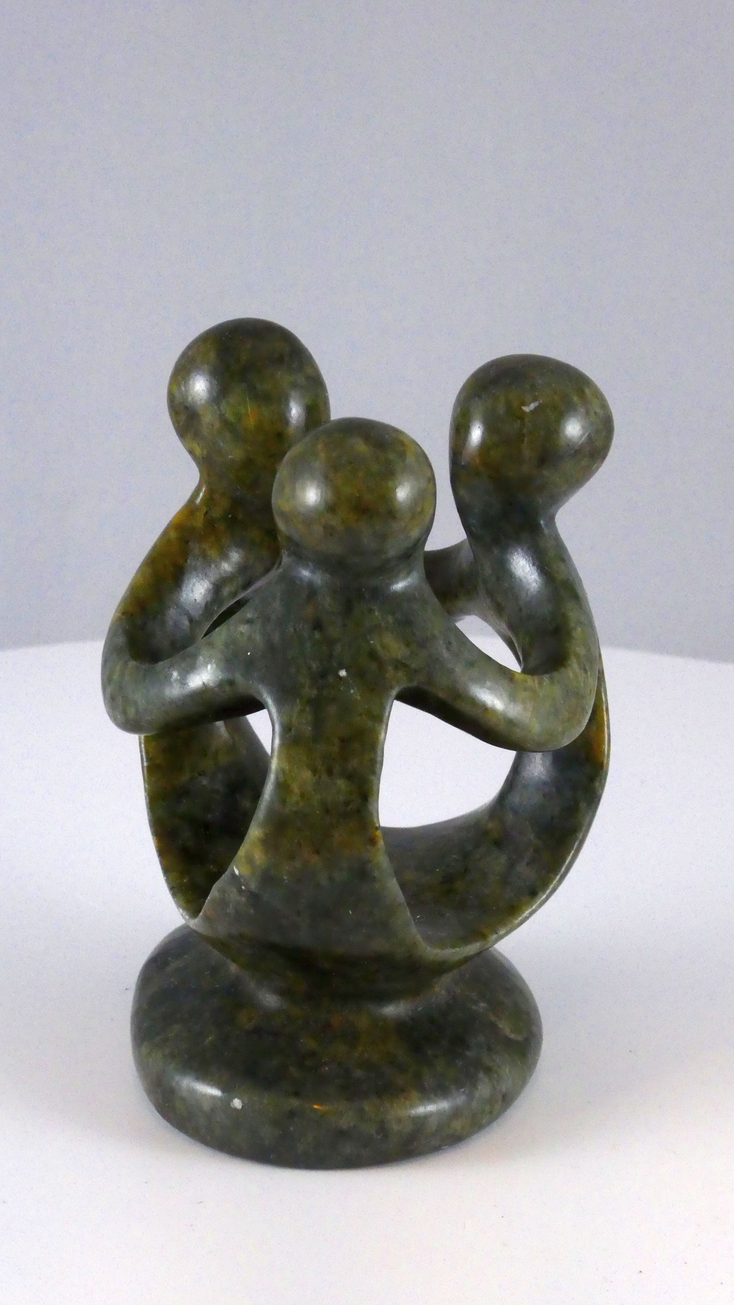 Stenen beeld, groep van 3 personen, 10 cm hoog, volledig glad afgewerkt