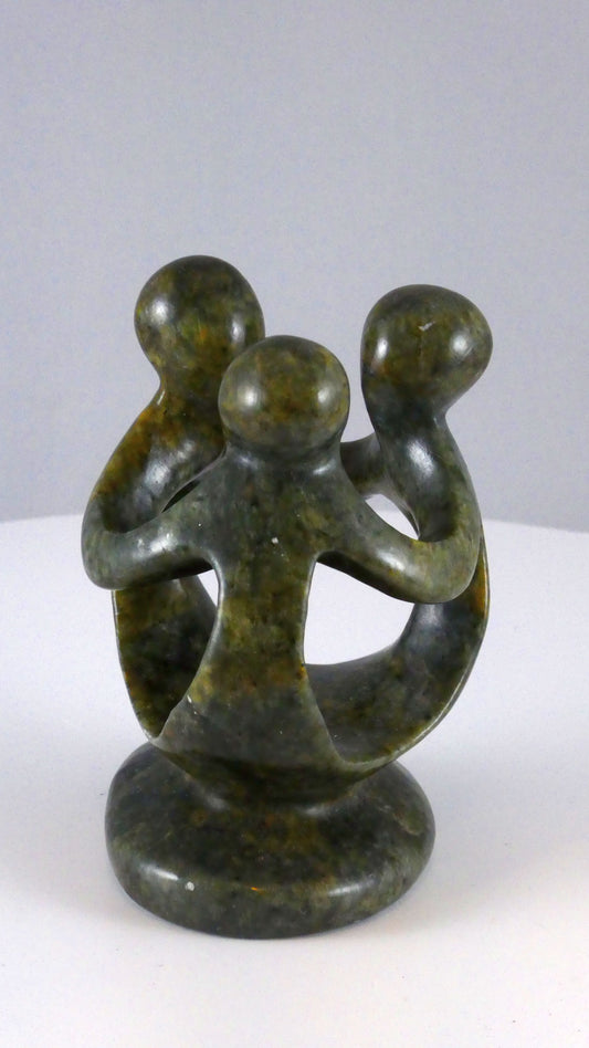 Stenen beeld, groep van 3 personen, 10 cm hoog, volledig glad afgewerkt