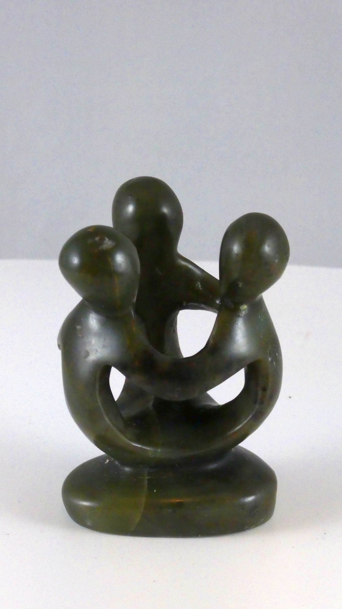 Stenen beeld, groep van 3 personen, 7 cm hoog, volledig glad afgewerkt