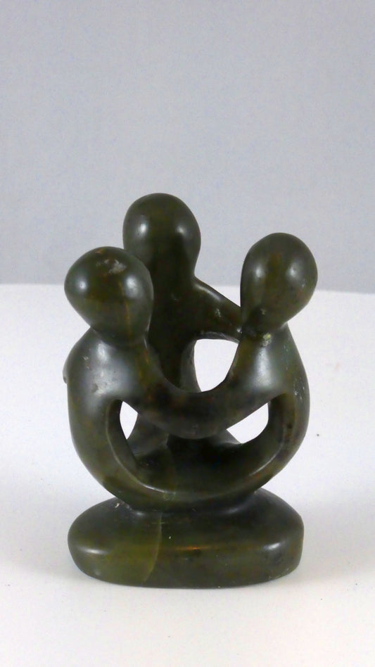 Stenen beeld, groep van 3 personen, 7 cm hoog, volledig glad afgewerkt