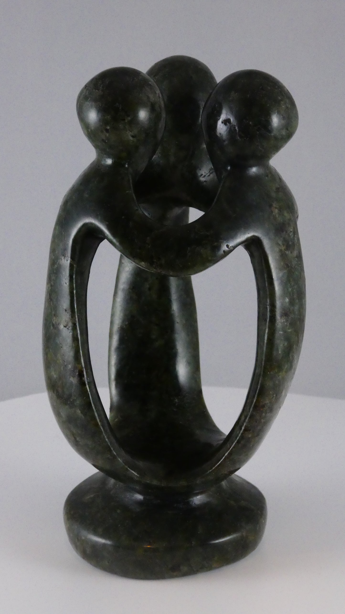 Stenen beeld, groep van 3 personen, 17 cm hoog, volledig glad afgewerkt