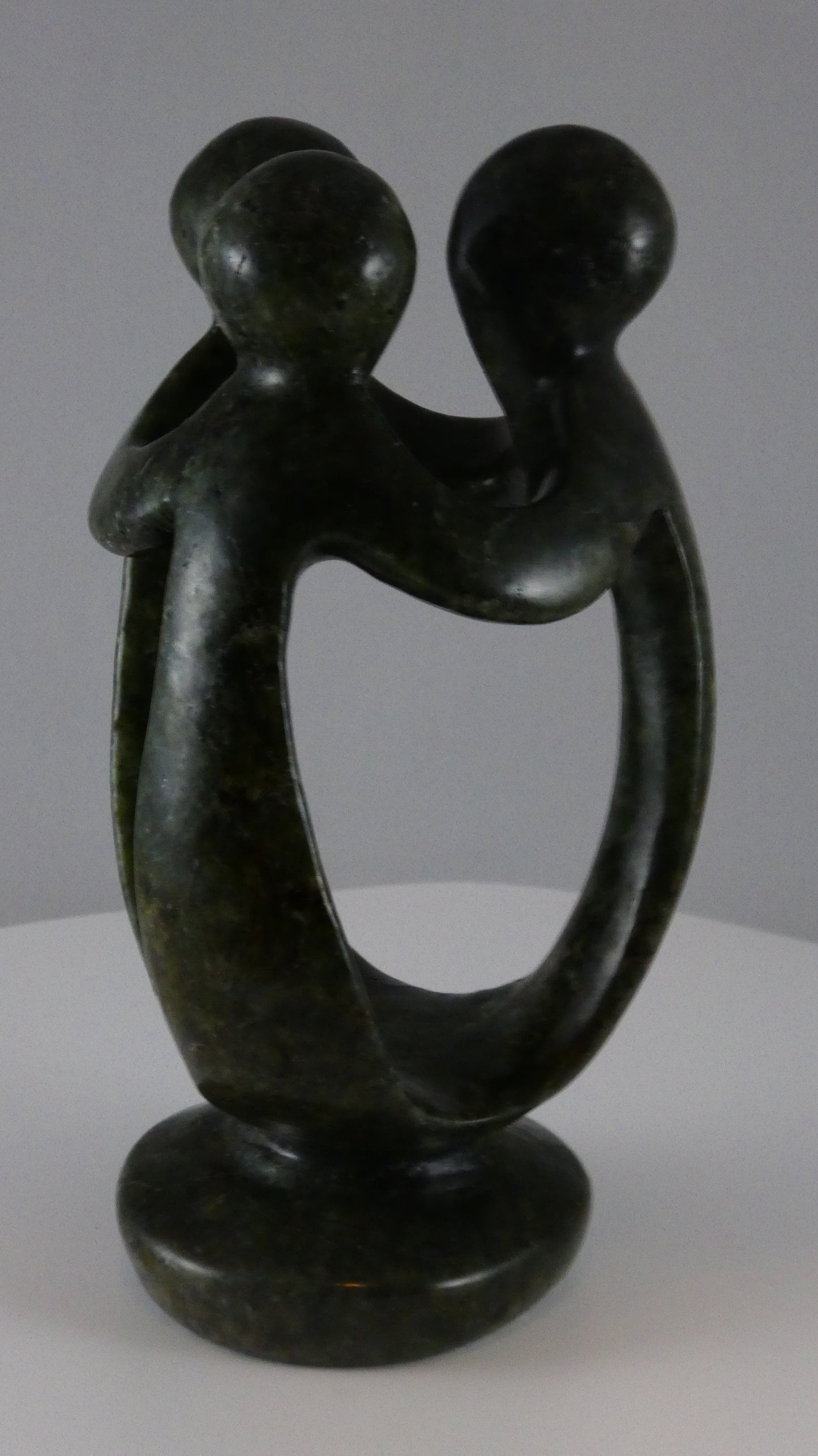 Stenen beeld, groep van 3 personen, 17 cm hoog, volledig glad afgewerkt