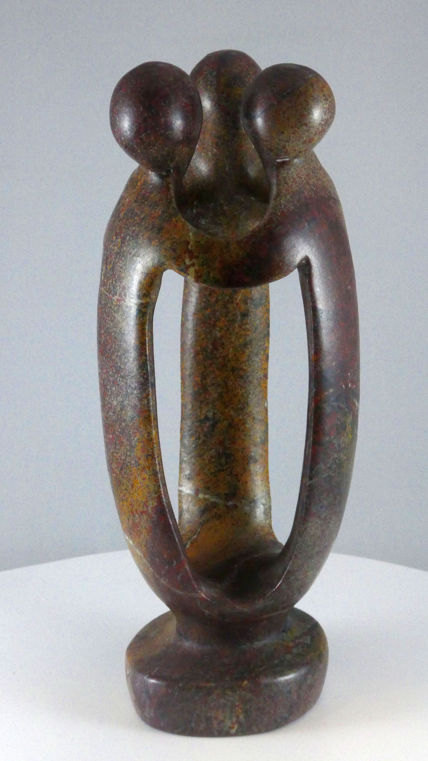 Stenen beeld, groep van 3 personen, 24 cm hoog, volledig glad afgewerkt