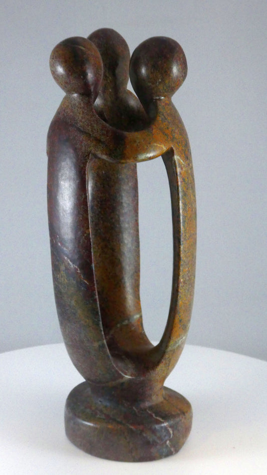 Stenen beeld, groep van 3 personen, 24 cm hoog, volledig glad afgewerkt