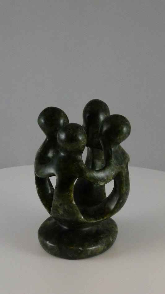 Stenen beeld, groep van 4 personen, 9 cm hoog, volledig glad afgewerkt