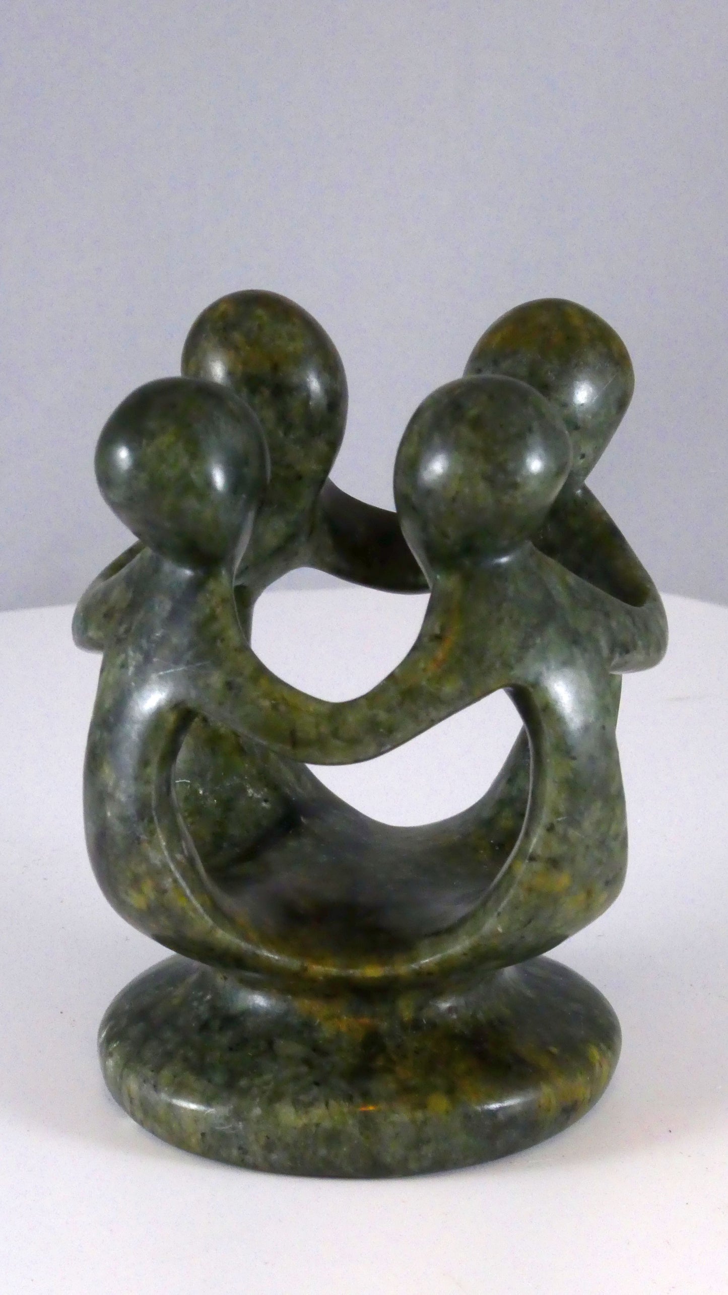 Stenen beeld, groep van 4 personen, 10 cm hoog, volledig glad afgewerkt