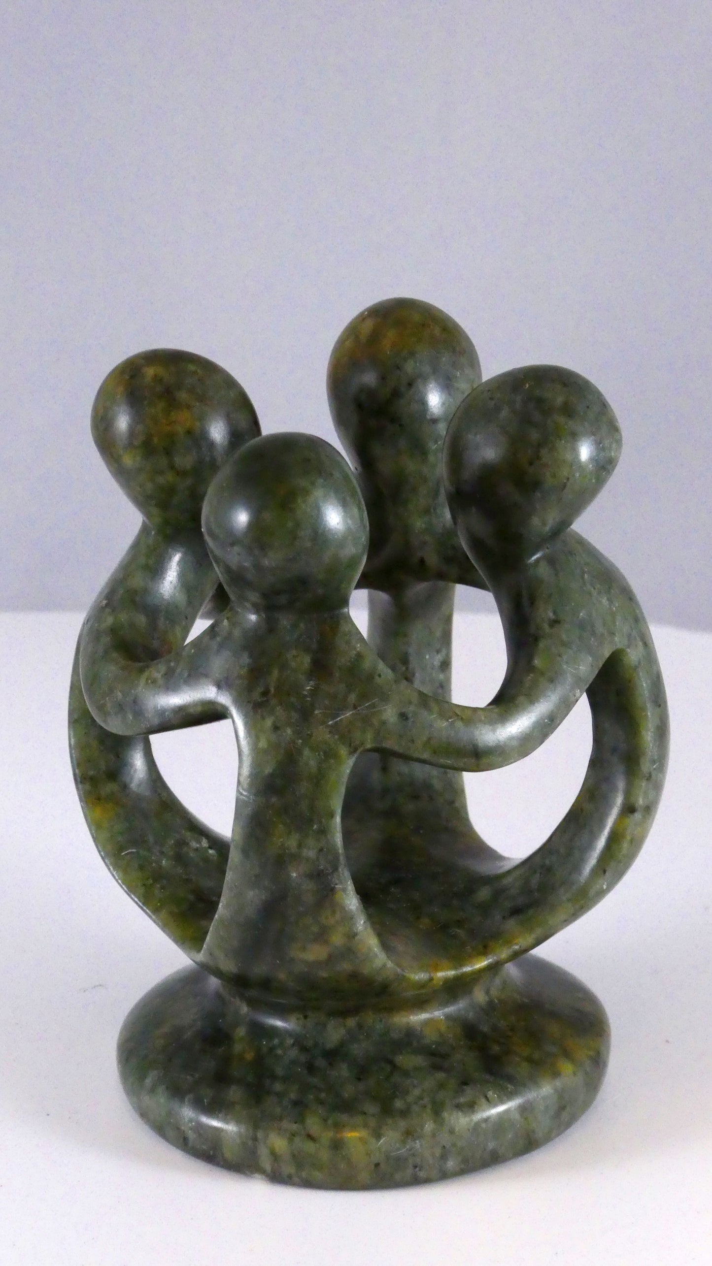 Stenen beeld, groep van 4 personen, 10 cm hoog, volledig glad afgewerkt