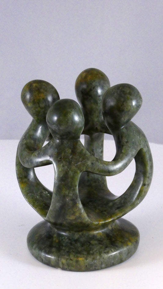 Stenen beeld, groep van 4 personen, 10 cm hoog, volledig glad afgewerkt