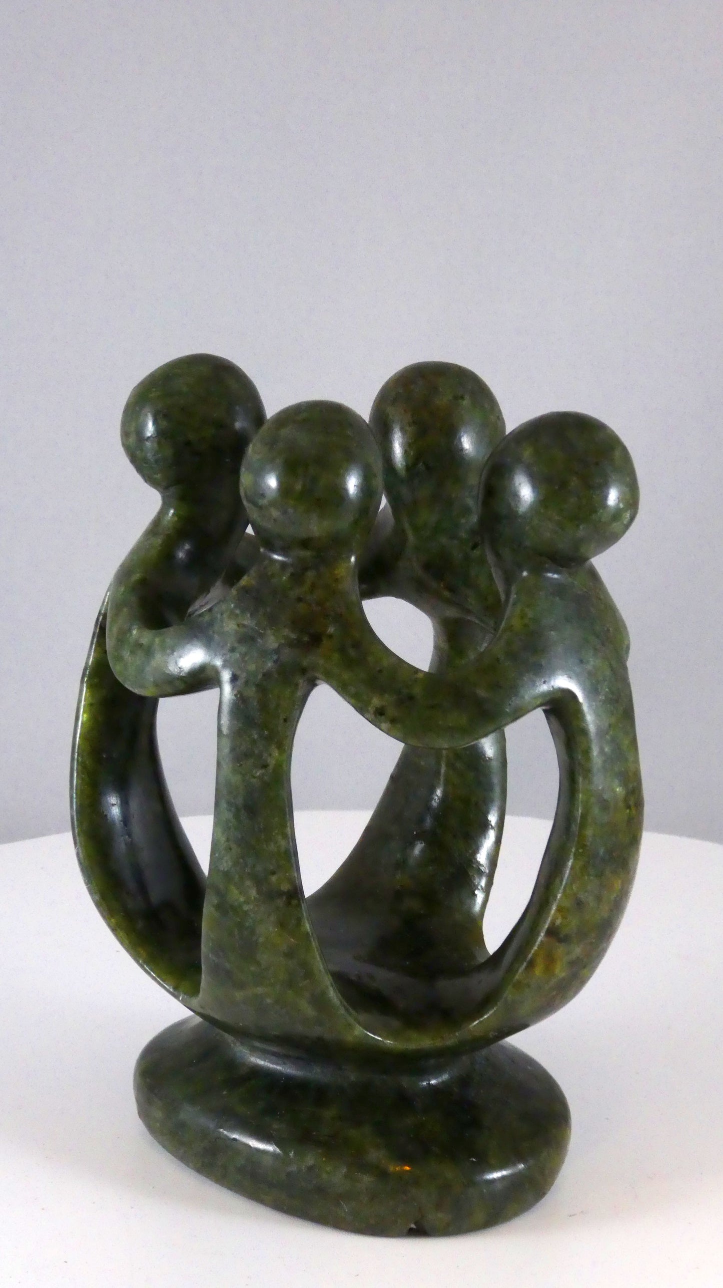 Stenen beeld, groep van 4 personen, 14 cm hoog, volledig glad afgewerkt