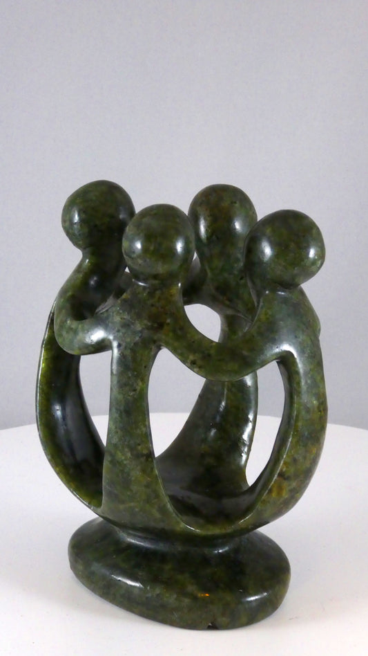 Stenen beeld, groep van 4 personen, 14 cm hoog, volledig glad afgewerkt