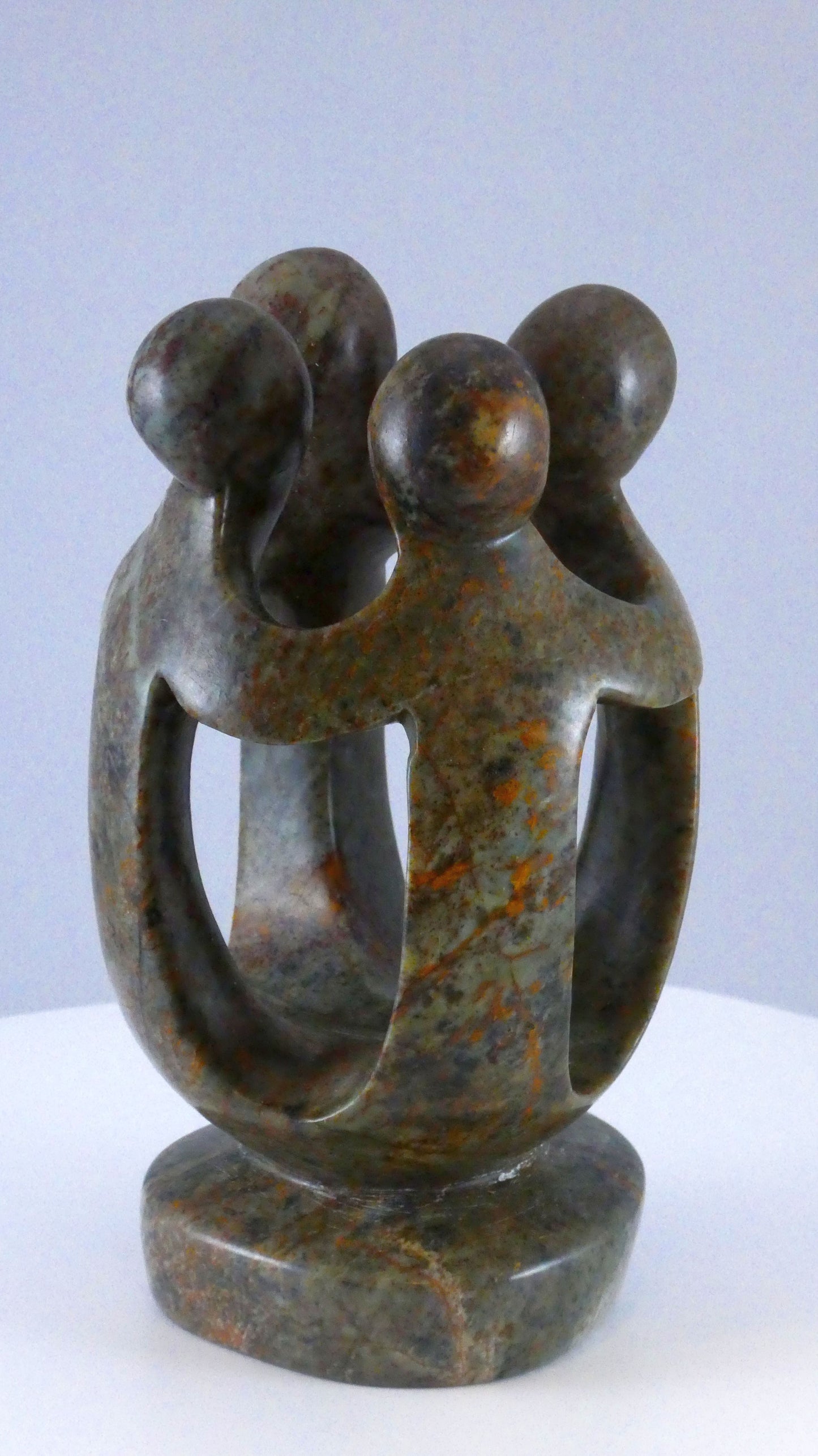 Stenen beeld, groep van 4 personen, 16 cm hoog, volledig glad afgewerkt