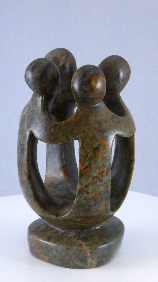 Stenen beeld, groep van 4 personen, 16 cm hoog, volledig glad afgewerkt