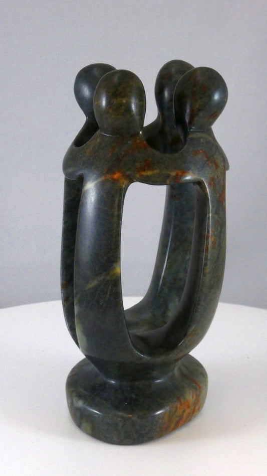 Stenen beeld, groep van 4 personen, 16 cm hoog, volledig glad afgewerkt