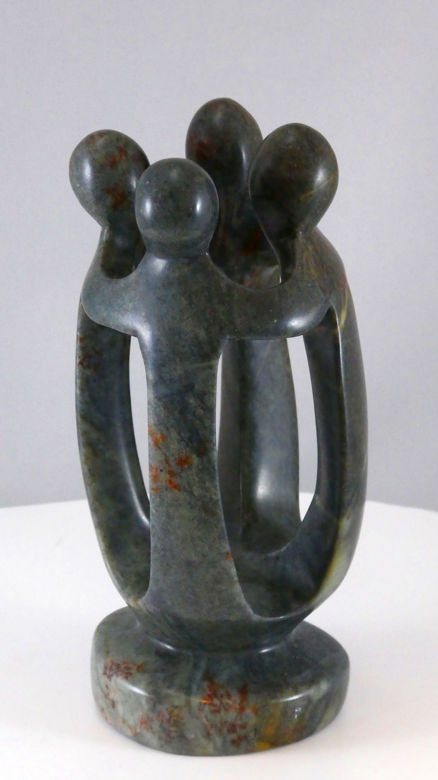 Stenen beeld, groep van 4 personen, 16 cm hoog, volledig glad afgewerkt