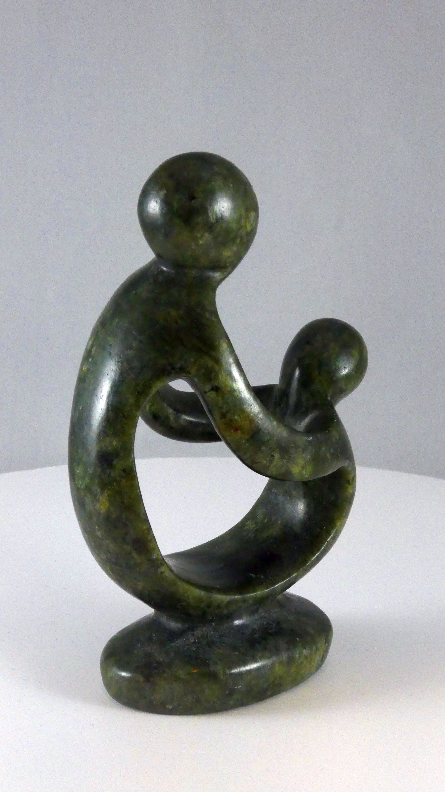 Stenen beeld, vader of moeder met kind, 14 cm hoog, volledig glad afgewerkt