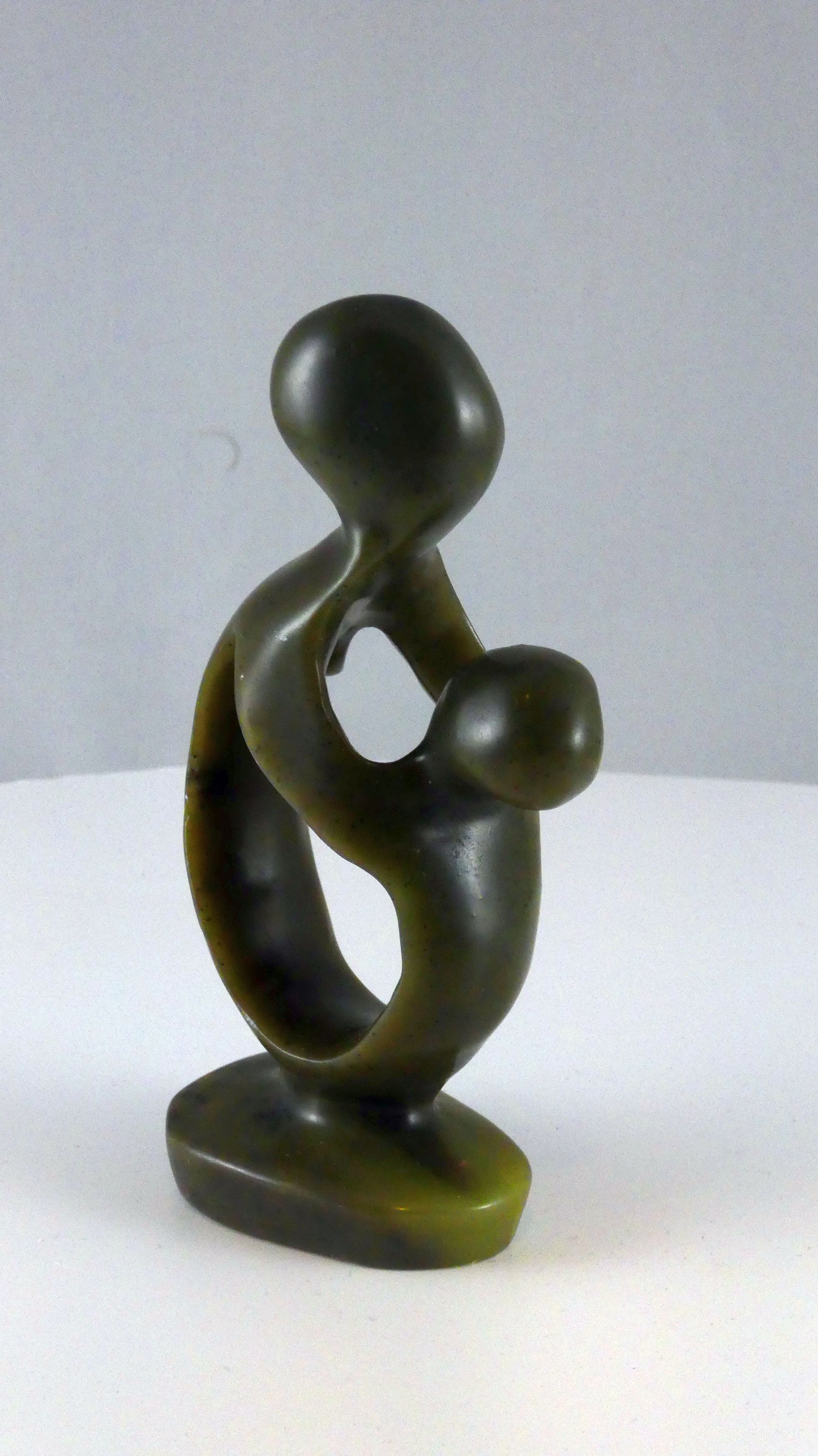 Stenen beeld, vader of moeder met kind, 12 cm hoog, volledig glad afgewerkt