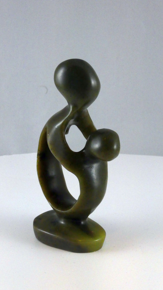 Stenen beeld, vader of moeder met kind, 12 cm hoog, volledig glad afgewerkt