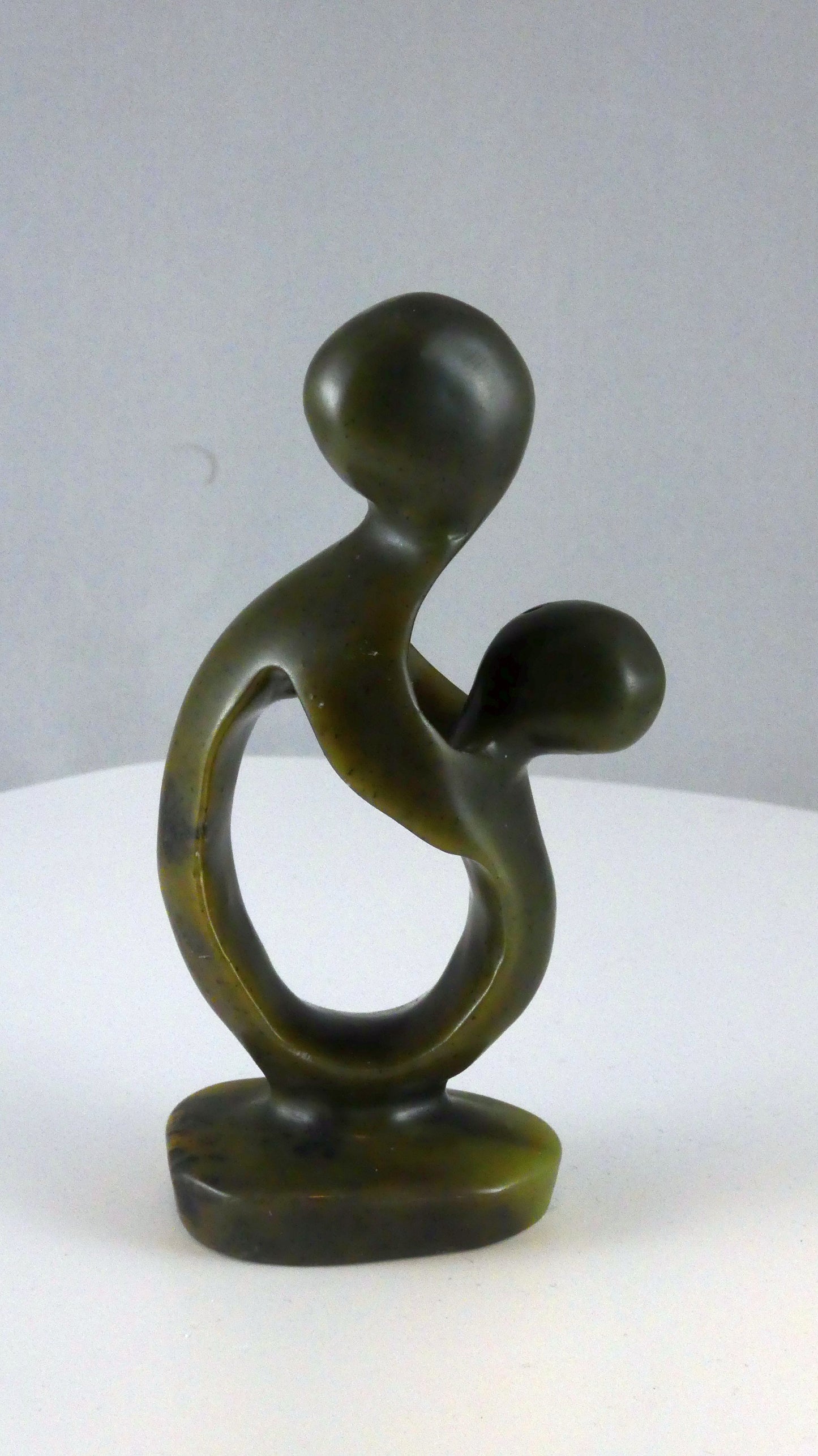 Stenen beeld, vader of moeder met kind, 12 cm hoog, volledig glad afgewerkt