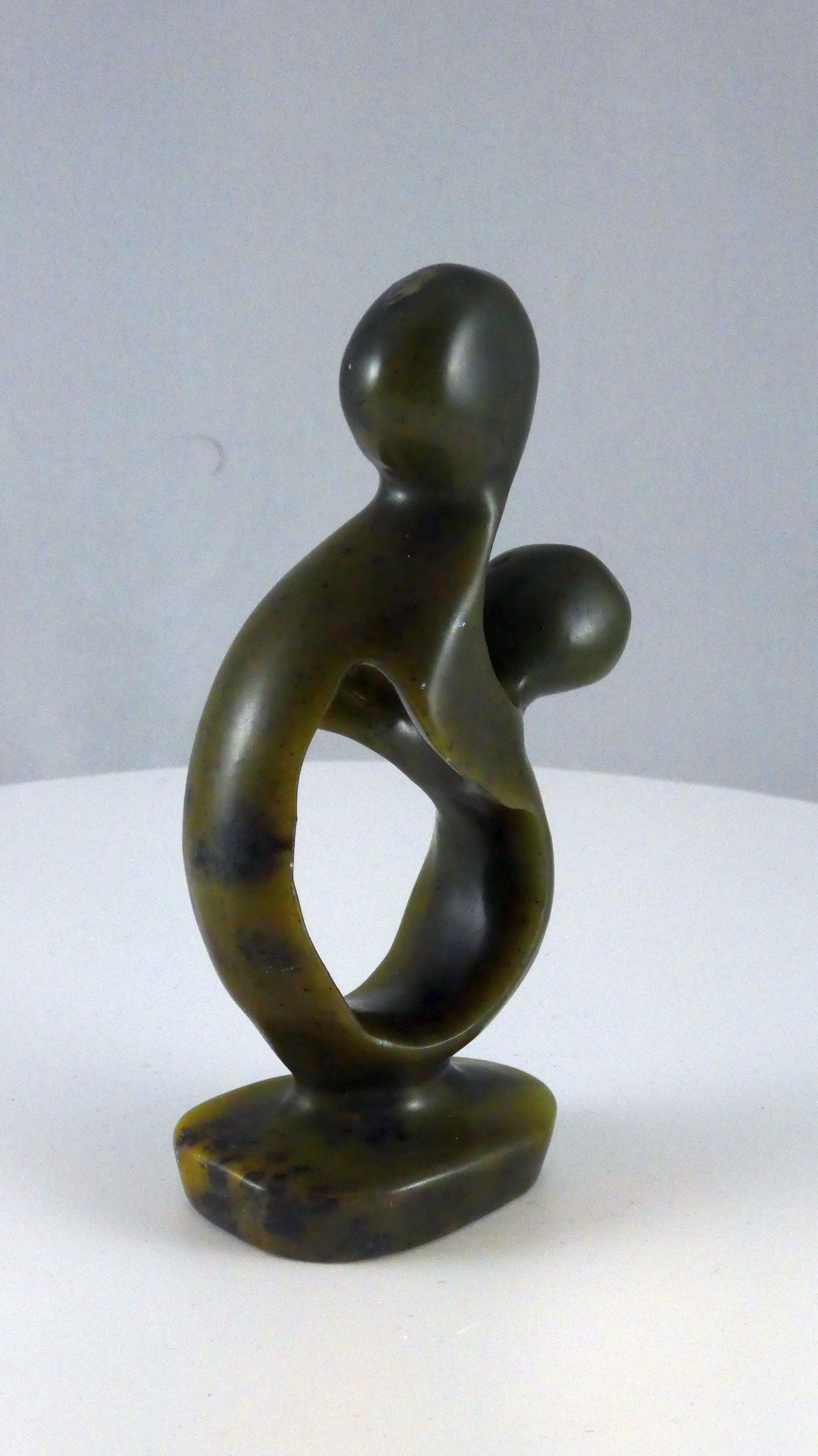 Stenen beeld, vader of moeder met kind, 12 cm hoog, volledig glad afgewerkt