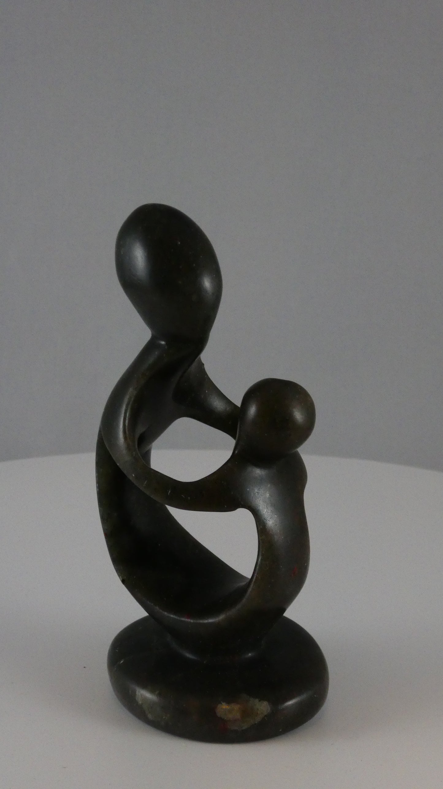 Stenen beeld, vader of moeder met kind, 11 cm hoog, volledig glad afgewerkt