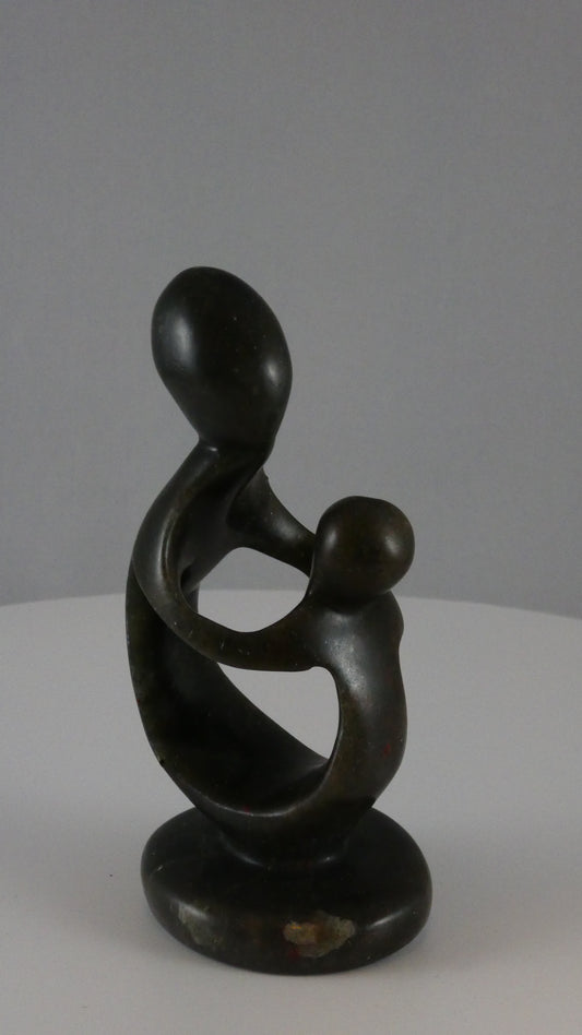Stenen beeld, vader of moeder met kind, 11 cm hoog, volledig glad afgewerkt