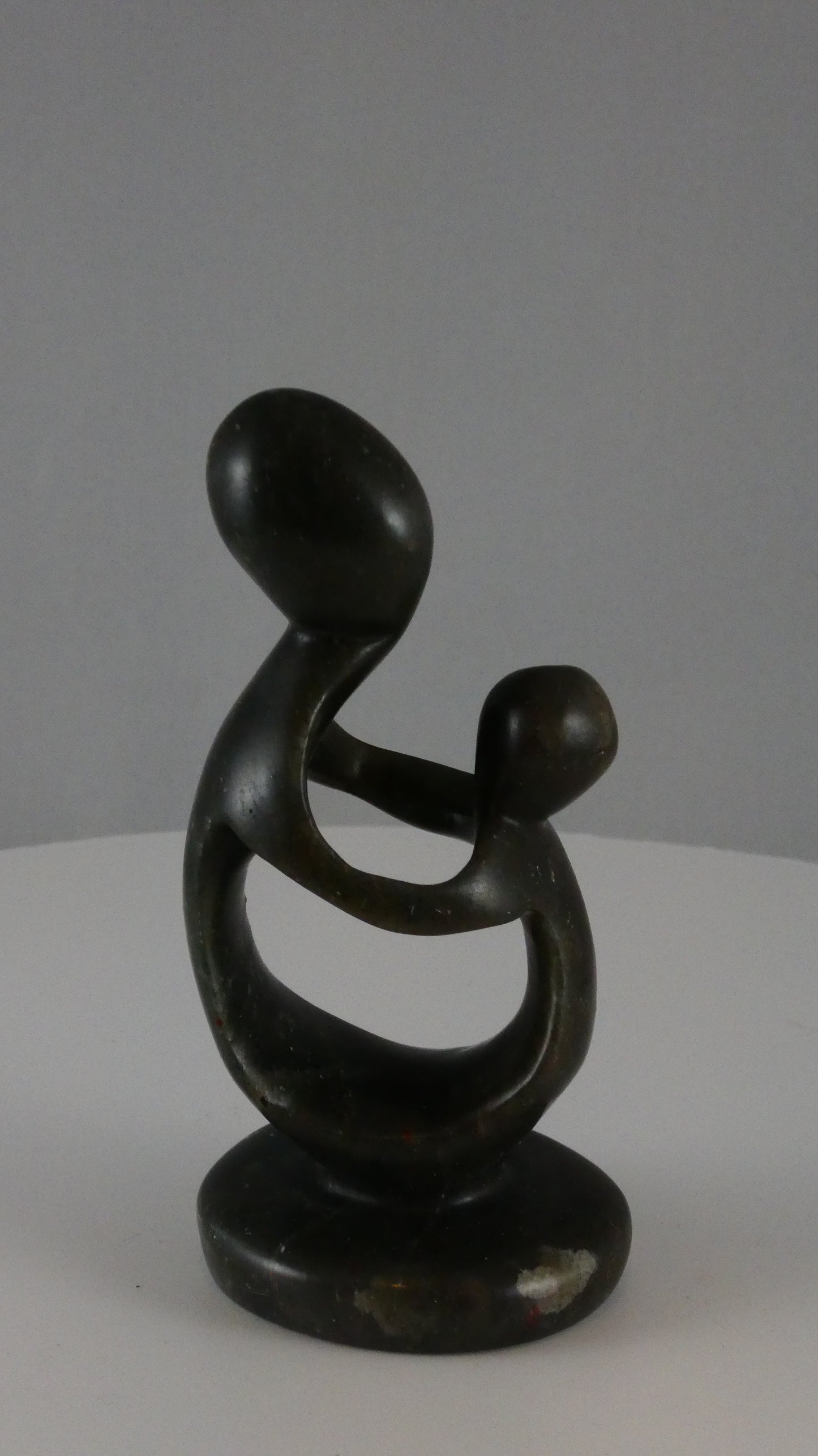 Stenen beeld, vader of moeder met kind, 11 cm hoog, volledig glad afgewerkt