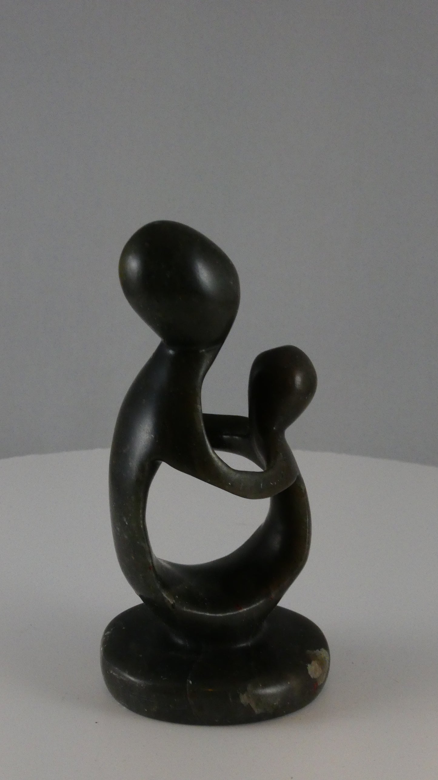 Stenen beeld, vader of moeder met kind, 11 cm hoog, volledig glad afgewerkt