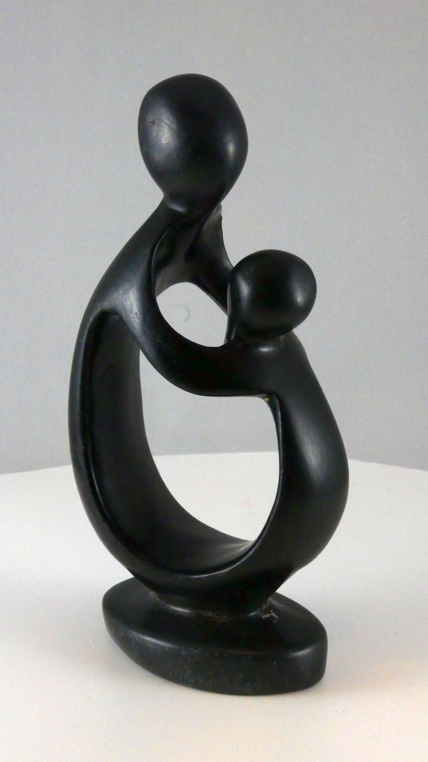 Stenen beeld, vader of moeder met kind, 16 cm hoog, volledig glad afgewerkt