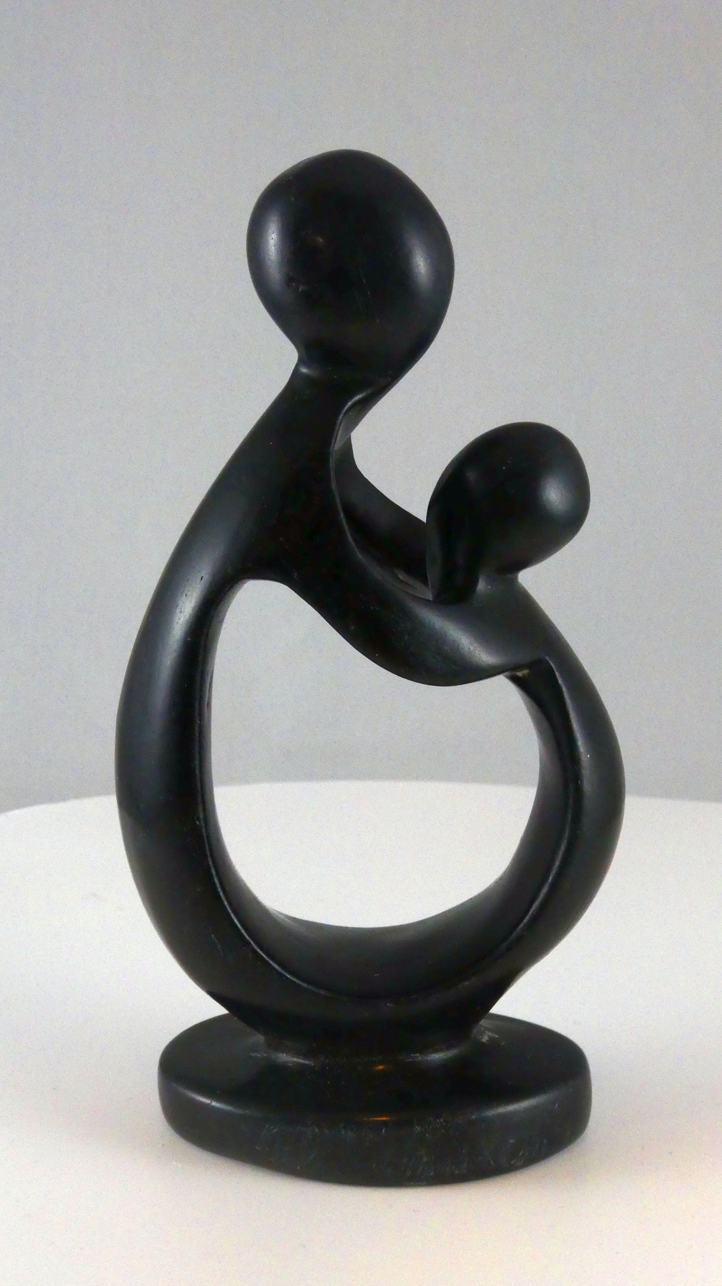 Stenen beeld, vader of moeder met kind, 16 cm hoog, volledig glad afgewerkt