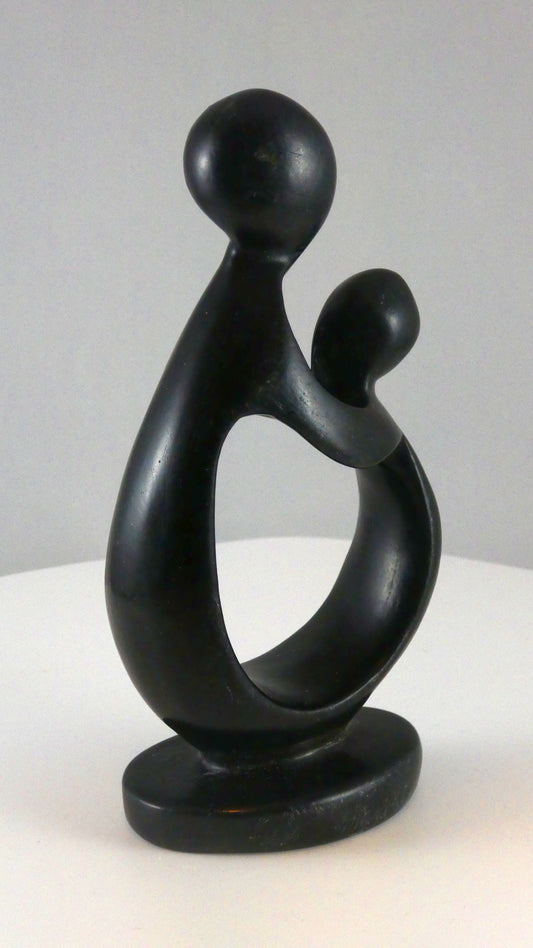 Stenen beeld, vader of moeder met kind, 16 cm hoog, volledig glad afgewerkt