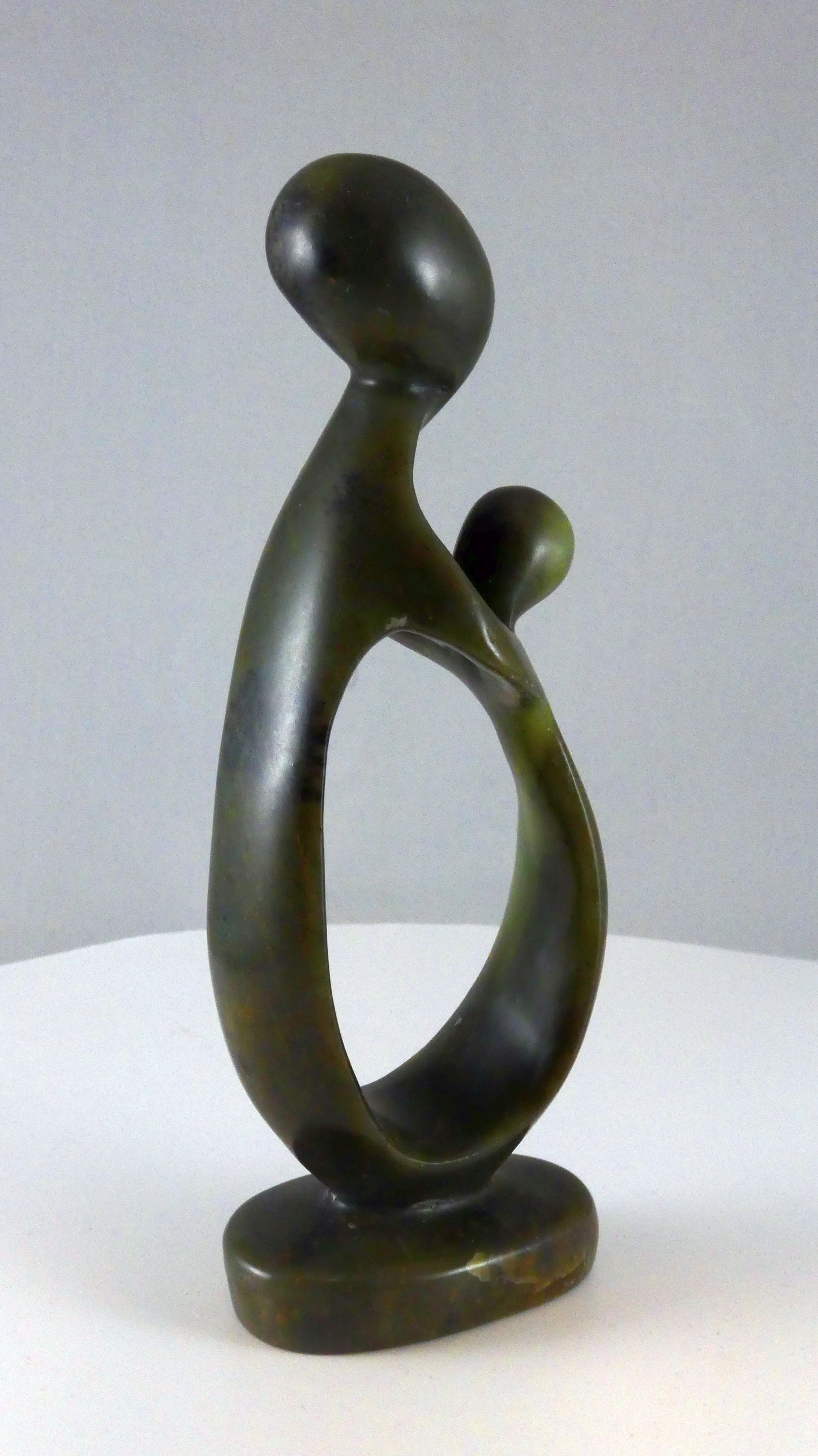 Stenen beeld, vader of moeder met kind, 18 cm hoog, volledig glad afgewerkt