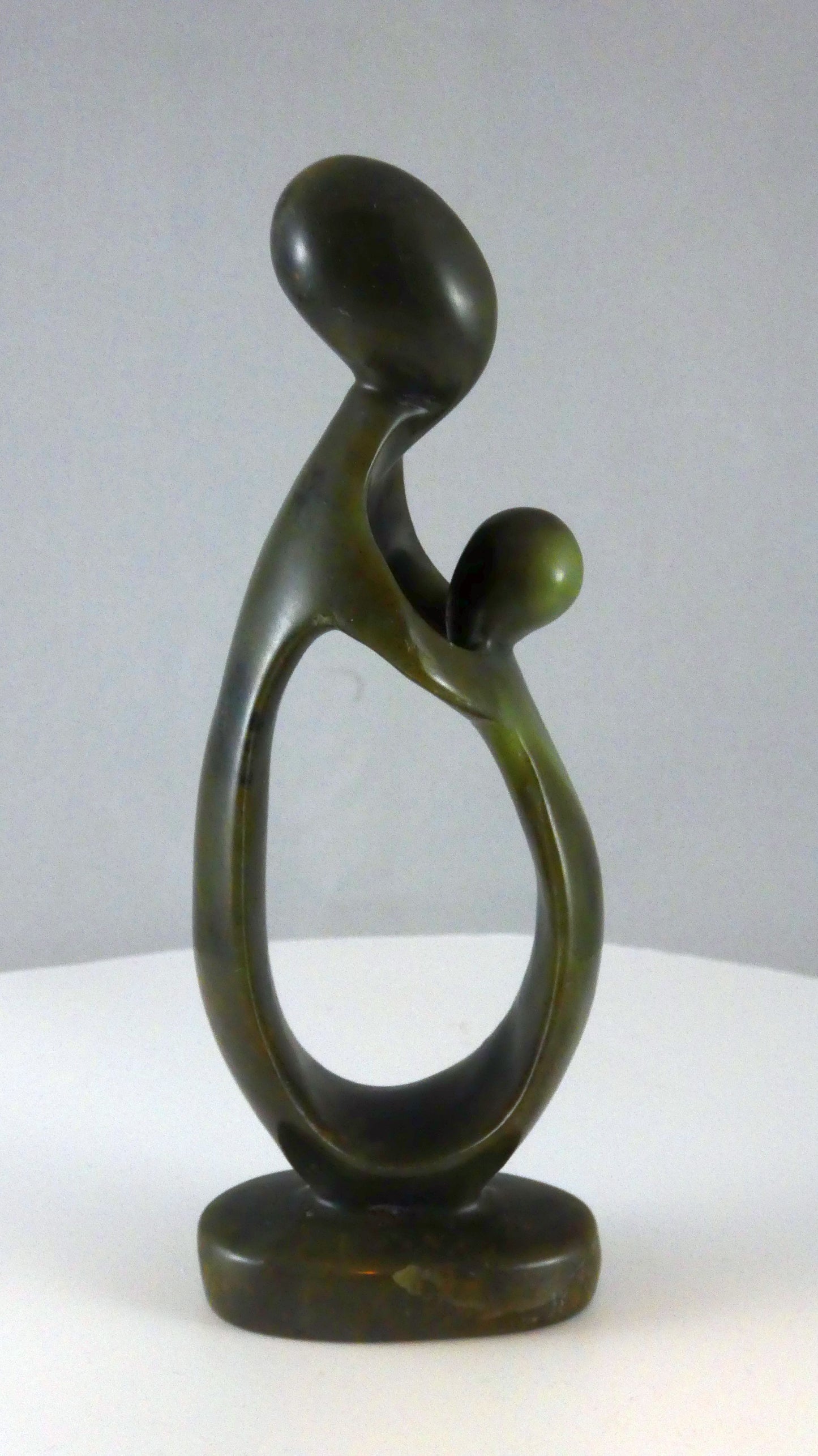 Stenen beeld, vader of moeder met kind, 18 cm hoog, volledig glad afgewerkt