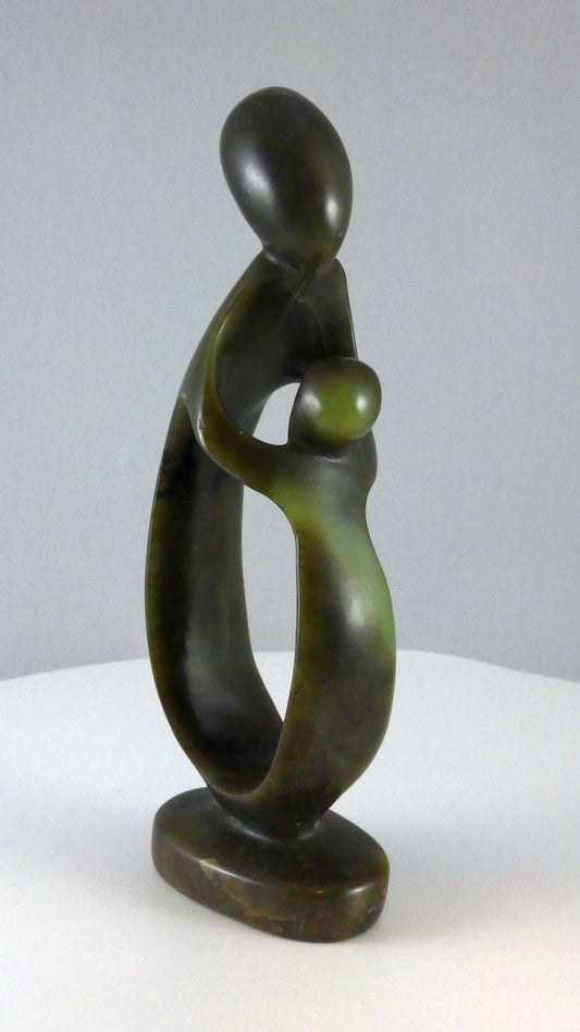 Stenen beeld, vader of moeder met kind, 18 cm hoog, volledig glad afgewerkt