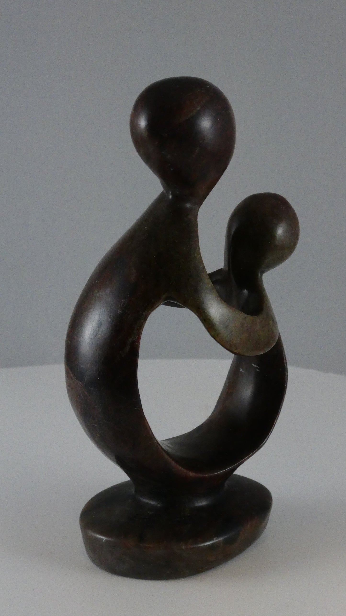 Stenen beeld, vader of moeder met kind, 15 cm hoog, volledig glad afgewerkt
