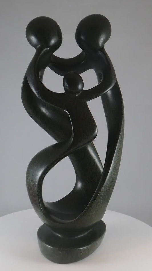 Stenen beeld, 3 personen, 33 cm hoog, familie, glad afgewerkt