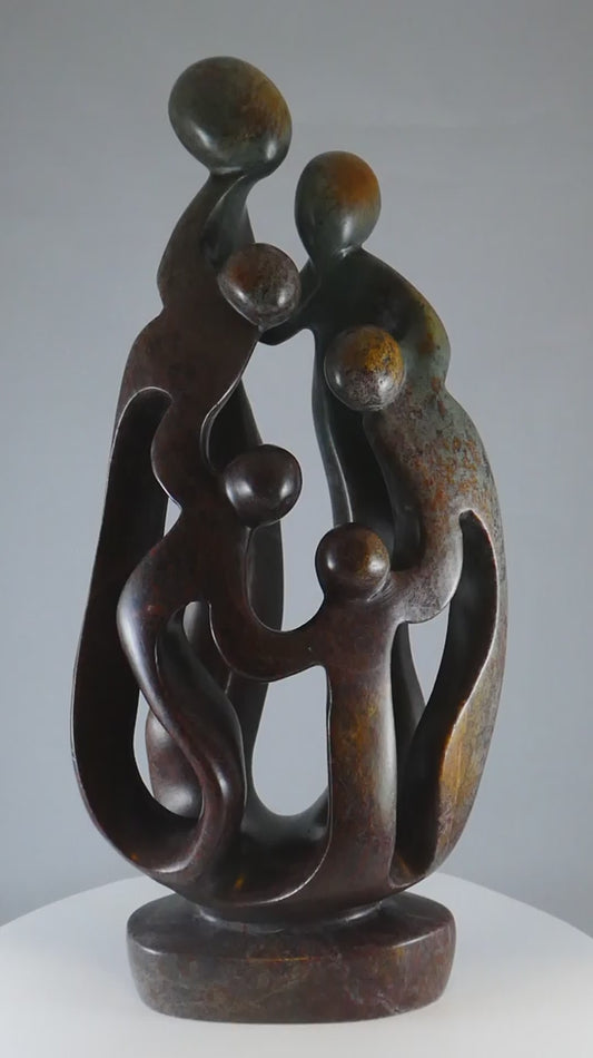 Stenen beeld, 6 personen, 39 cm hoog, familie, glad afgewerkt