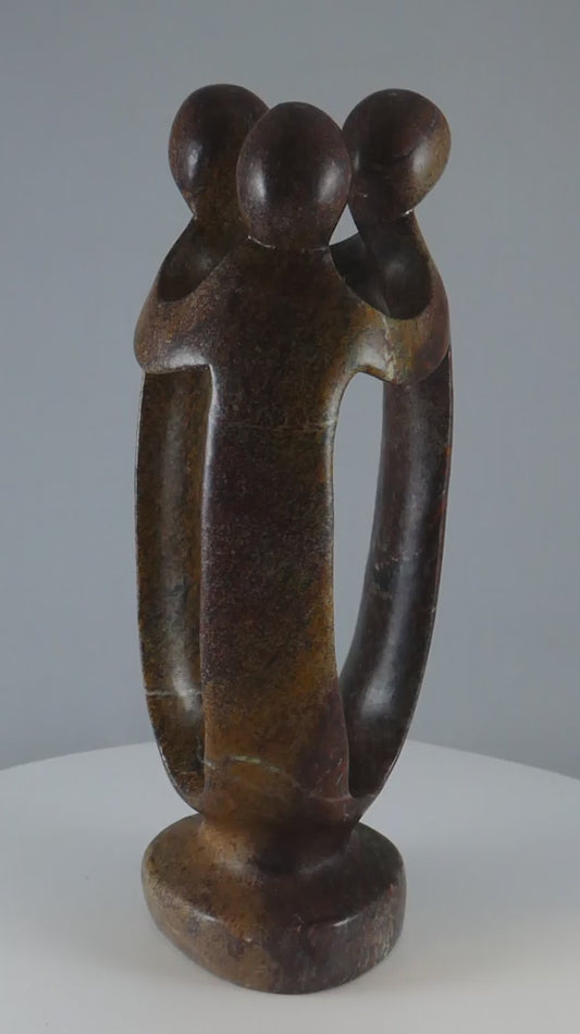 Stenen beeld, groep van 3 personen, 24 cm hoog, volledig glad afgewerkt