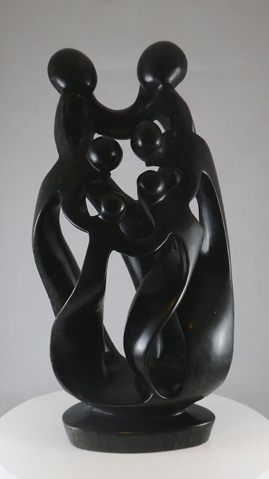 Stenen beeld, 6 personen, 39 cm hoog, familie, glad afgewerkt