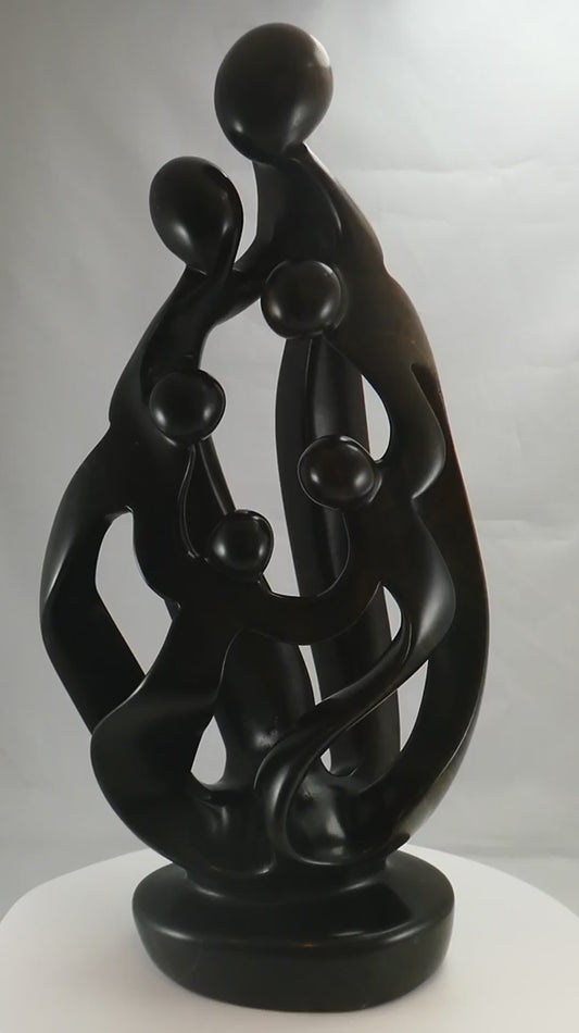 Stenen beeld, 6 personen, 44 cm hoog, familie, glad afgewerkt