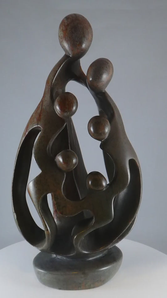 Stenen beeld, 6 personen, 36 cm hoog, familie, glad afgewerkt