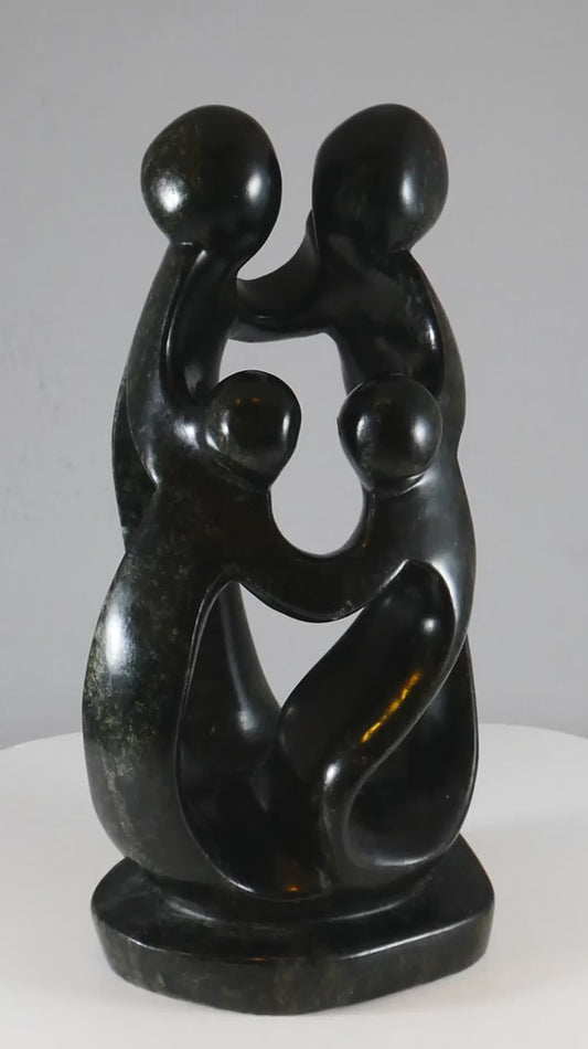 Stenen beeld, 4 personen, 20 cm hoog, familie, glad afgewerkt