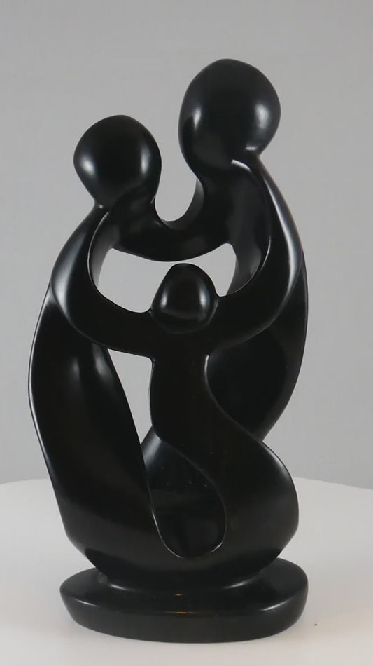 Stenen beeld, 3 personen, 21 cm hoog, familie, glad afgewerkt