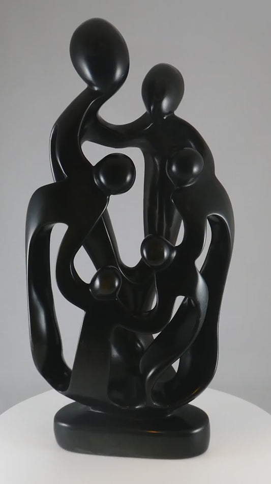 Stenen beeld, 6 personen, 39 cm hoog, familie, glad afgewerkt