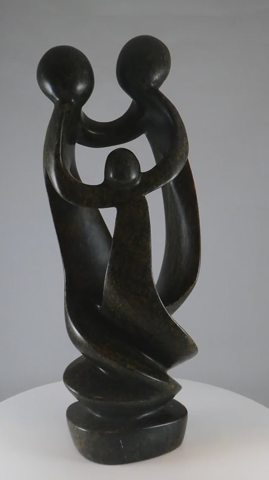 Stenen beeld, 3 personen, 36 cm hoog, familie, glad afgewerkt