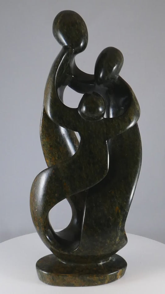 Stenen beeld, 3 personen, 32 cm hoog, familie, glad afgewerkt